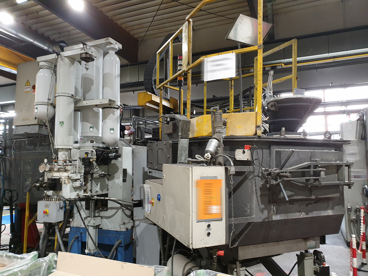 LK Machinery CDCM 630 SQ máquina de fundición a presión de cámara fría KK1508, utilizada