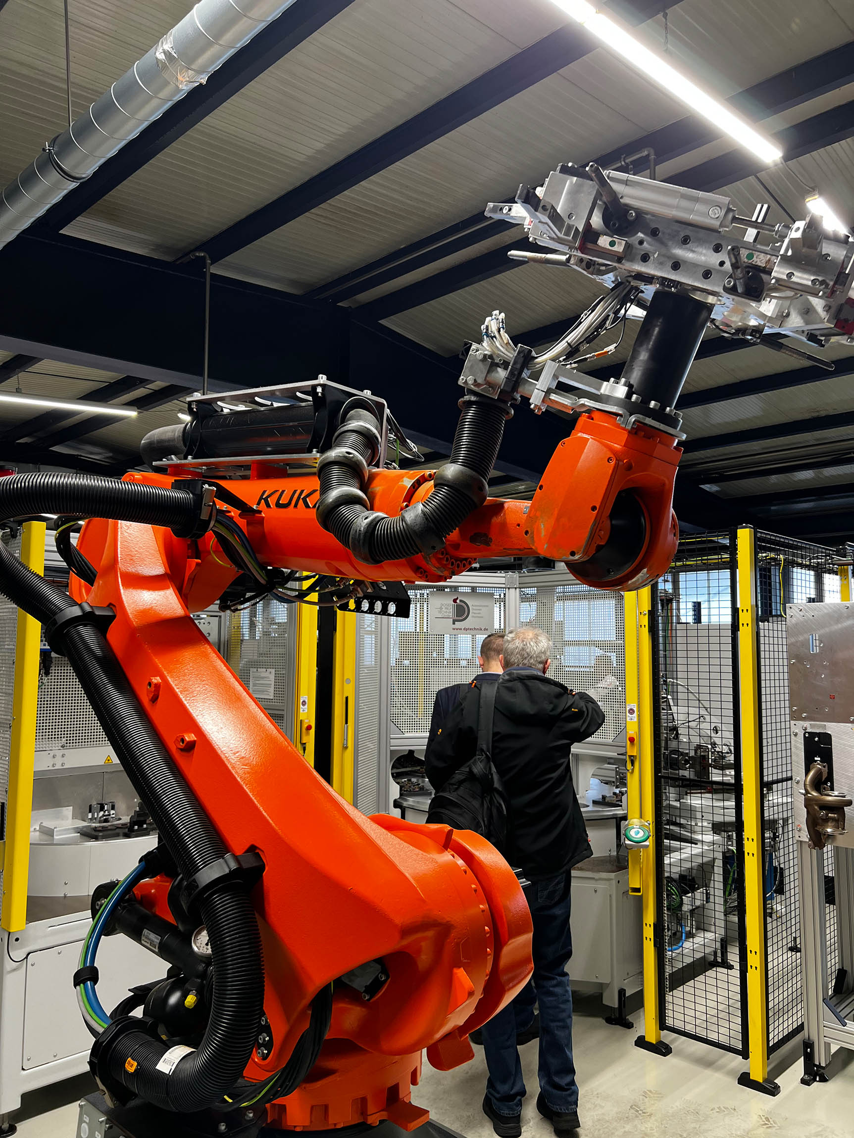 Robot KUKA KR 120 R2700-2/FLR, modelo HR1843, de segunda mano