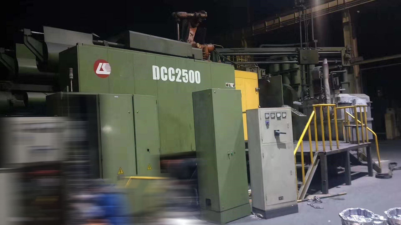 LK Machinery DCM 2500 máquina de fundición a presión de cámara fría KK1539, usada