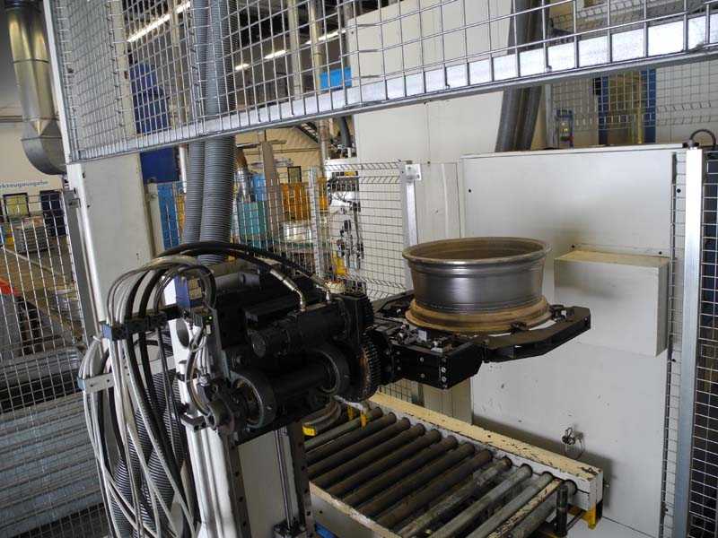 Centro de taladrado y torneado Maus para ruedas de aluminio línea 5, usado
